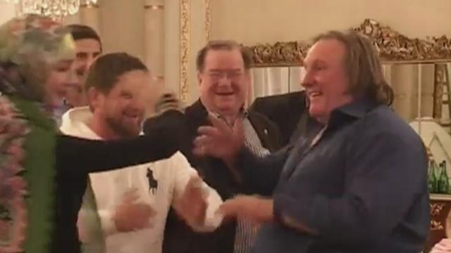 Gérard Depardieu danse avec le président tchétchène