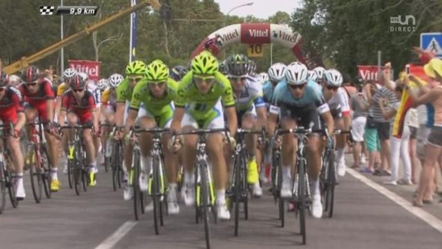 Tour de France, 1e étape: le bus de l'équipe Oreca-Greenedge coincé sous la banderole d'arrivée