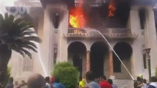 Un bâtiment officiel incendié au Caire
