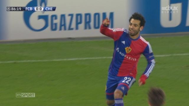 FC Bâle - Chelsea FC (1-0): bien lancé en profondeur, Salah croise dans le petit filet opposé et c'est 1-0 pour Bâle!
