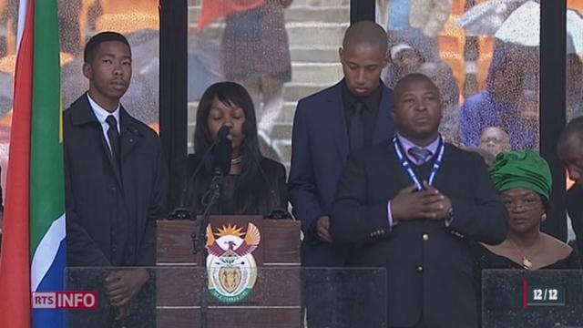 Afrique du Sud: la polémique enfle en autour de l'interprète en langue des signes présent à la cérémonie de Mandela