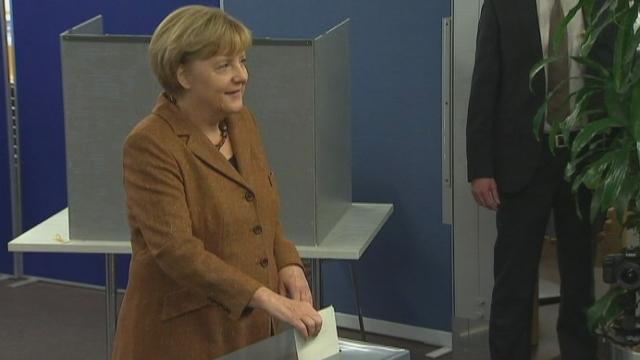 Angela Merkel dépose son bulletin dans l'urne