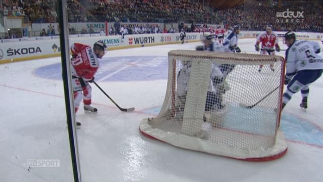 Team Canada - Vitkovice (2:1): le puck se faufile dans la cage tchèque grâce à Metropolit