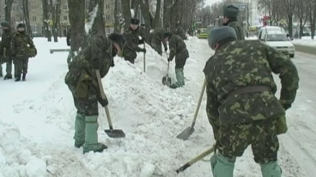 Les Ukrainiens face à une neige exceptionnelle
