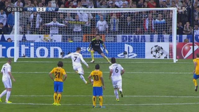 Gr. B (3e journée). Real Madrid - Juventus Turin (2-1). Chiellini ceinture Sergio Ramos. Cristiano Ronaldo transforme le penalty (28e)