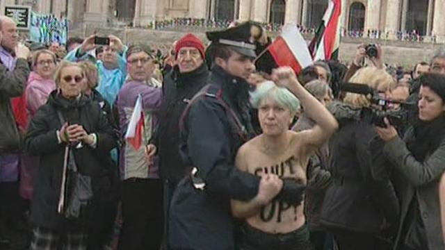 Militantes de Femen sur la place Saint-Pierre