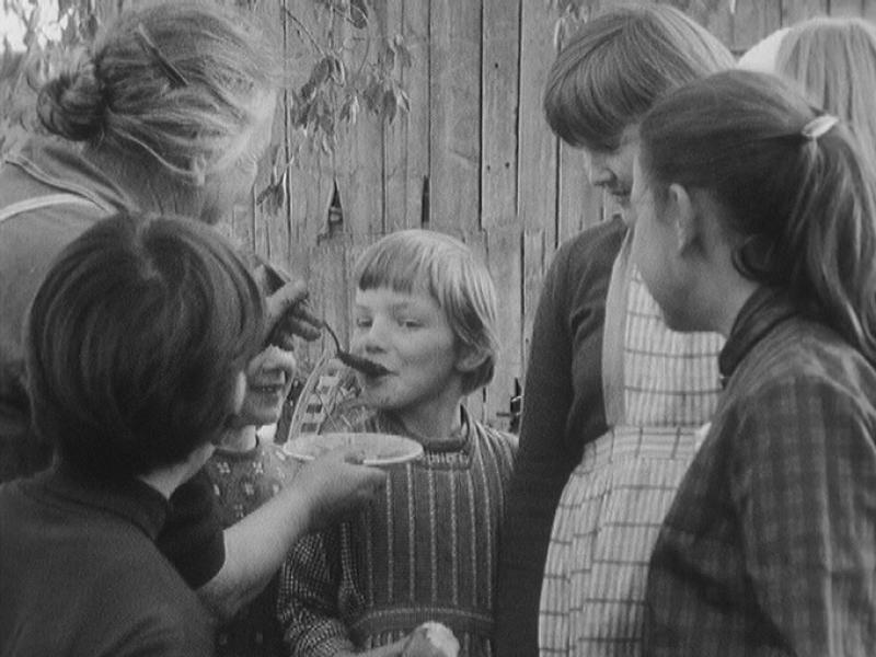 Fabrication du vin cuit à Mézières en 1967. [RTS]