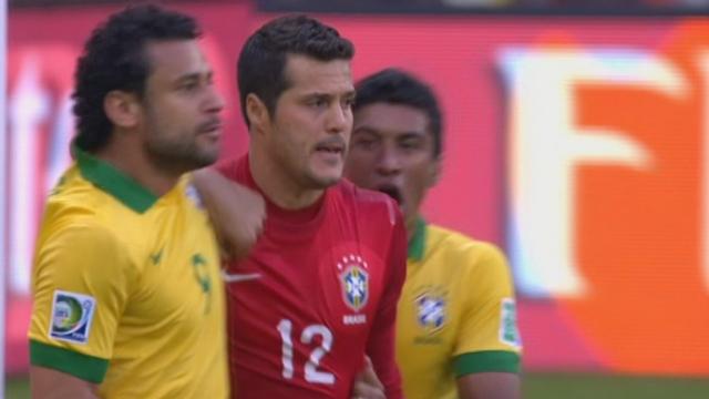 ½-finale. Brésil - Uruguay. 13e minute: penalty pour l'Uruguay. Diego Forlan échoue sur Julio Cesar!