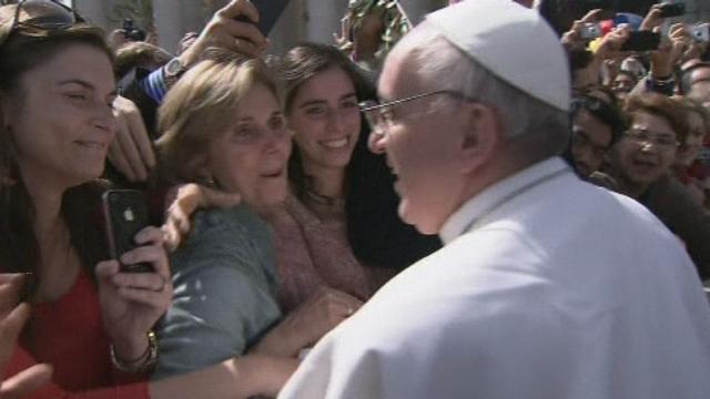 Nouveau bain de foule pour le pape François