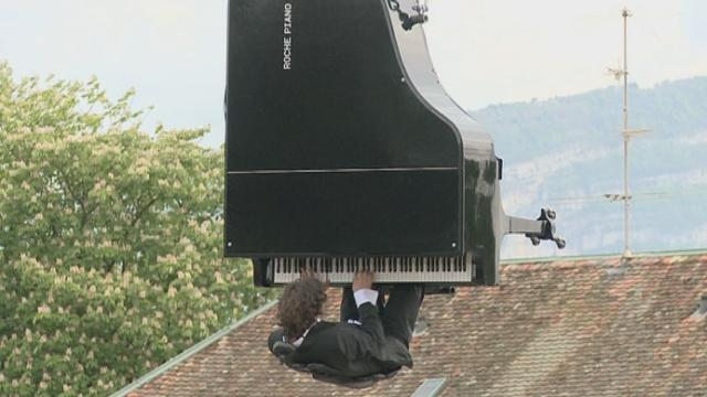 Un pianiste suspendu dans les airs