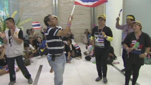 Manifestants dans le ministère des Finances thaïlandais