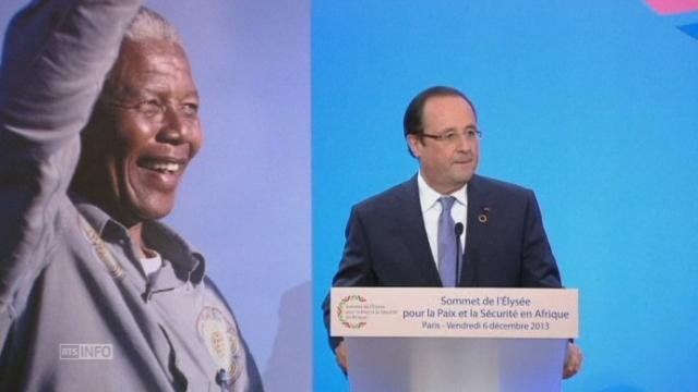 François Hollande salue la mémoire de Mandela