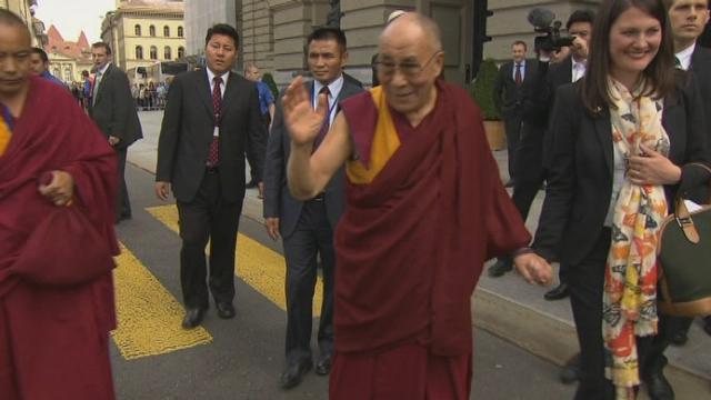 Le dalaï-lama acclamé à Berne