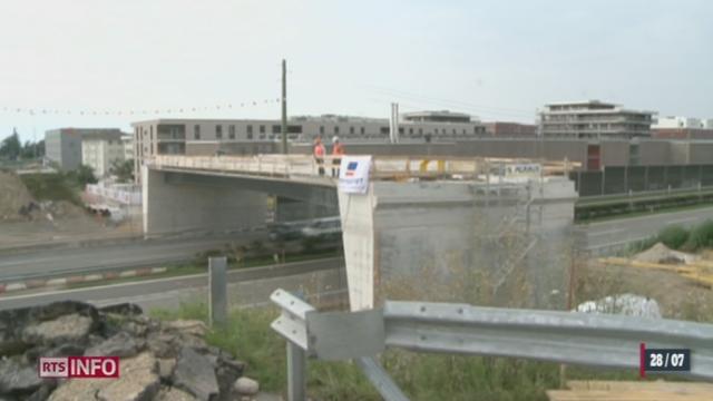 VD: un nouveau pont sera installé au dessus de l'autoroute A1
