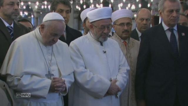 Le pape François s'est recueilli dans la Mosquée bleue