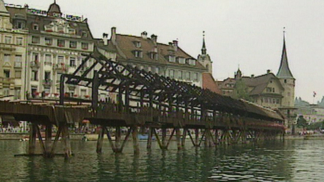 Incendie du pont de Lucerne en 1993. [RTS]