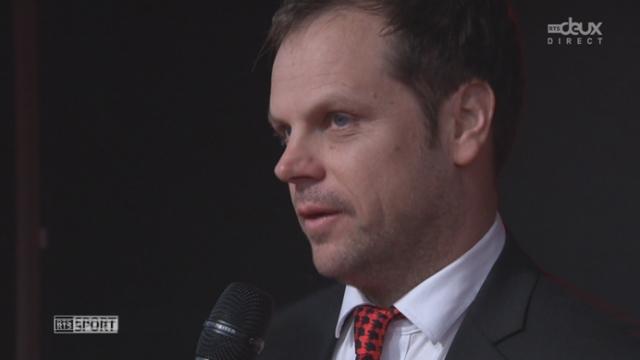 Le capitaine, Severin Lüthi, est le premier à répondre aux questions d'Olivier Dominik sur le podium de Lausanne