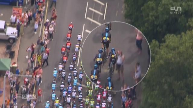3e étape, Cambridge - Londres: Un coureur de l’équipe Sky n’est pas passé loin de la chute après avoir touché ce spectateur imprudent