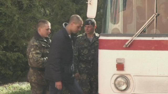 Des militaires ukrainiens quittent la base navale de Feodosia en Crimée