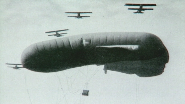 Un ballon suisse est abattu par la chasse allemande en 1918.