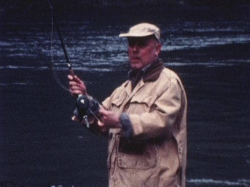 Georges Hardy pêchant en rivière en 1985. [RTS]