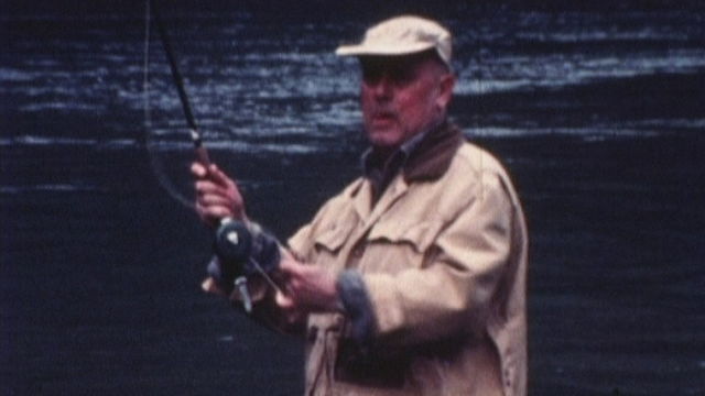Georges Hardy pêchant en rivière en 1985. [RTS]