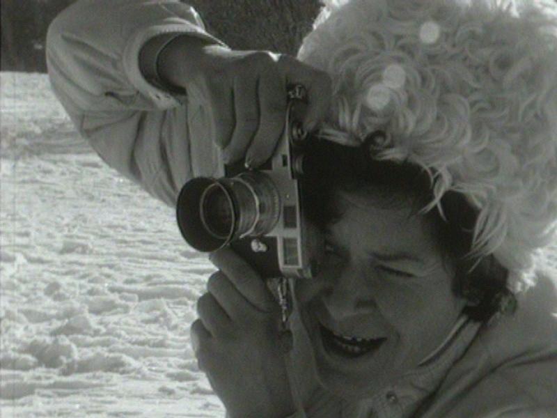 La photographe Hanni Walter en action dans une station de ski. [RTS]