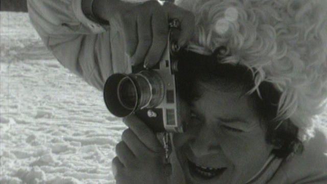 La photographe Hanni Walter en action dans une station de ski. [RTS]