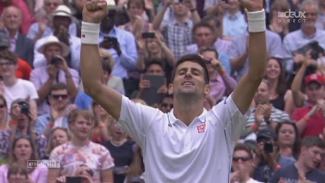 Tennis. Wimbledon. 2e tour: Novak Djokovic (SRB) - Gilles Simon (FRA). 3e manche; balle de match pour le Serbe à 5-4 (6-4 6-2 6-4)