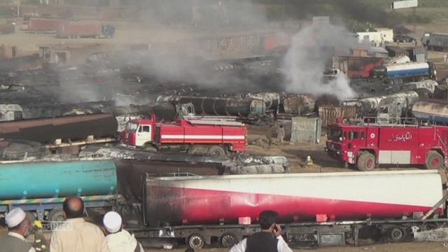 Camions d'essence incendies en Afghanistan