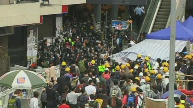 Manifestations et heurts a Hong Kong