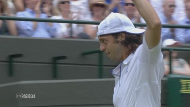 Tennis. Wimbledon. 1er tour: Paolo Lorenzi (ITA) - Roger Federer (SUI). L'Italien remporte un jeu follement applaudi au 3e set