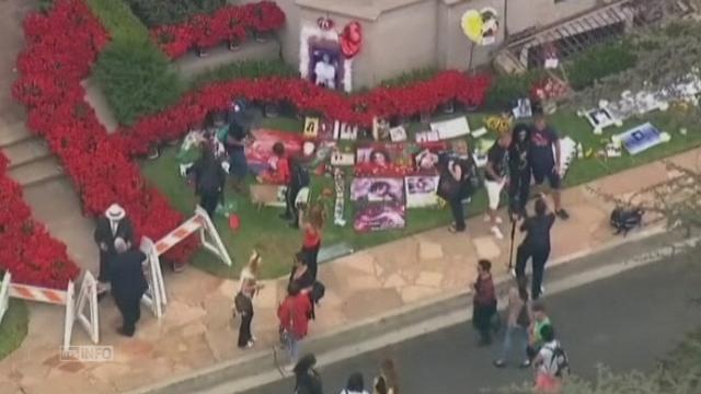 Le mausolée de Michael Jackson inondé de fleurs