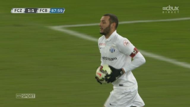 Zürich - Bâle (1-1): suite à une main de Suchy, Zürich obtient un penalty, transformé par Chikhaoui