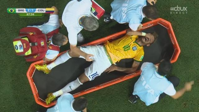 1-4, BRA-COL (2-1): coup dur pour le Brésil puisque sur ce contact avec Zuniga, Neymar se blesse et manquera la suite du mondial