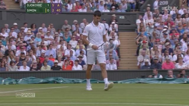 Tennis. Wimbledon. 2e tour: Novak Djokovic (SRB) - Gilles Simon (FRA). Le Serbe remporte aussi le 2e set (6-4 6-2)