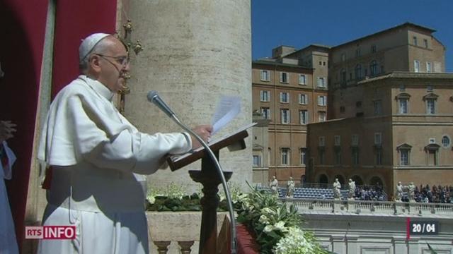 Le pape François a célébré la messe de Pâques sur une place Saint-Pierre noire de monde