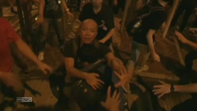 Des Hong-Kongais attaquent des militants