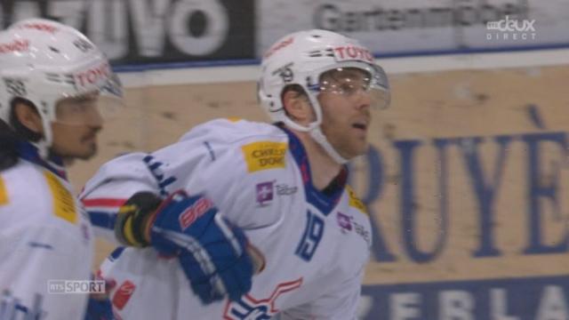 1-2, Fribourg - Kloten (0-2): grosse erreur de la défense fribourgeoise qui permet à Steinmann d'inscrire un seond but