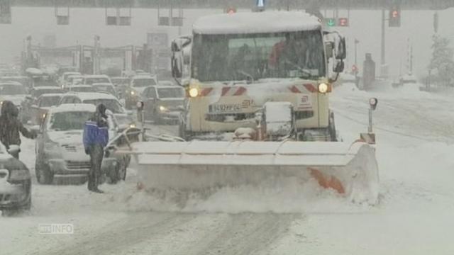 Bloqués par la neige des automobilistes se réfugient dans des centres d'hébergement