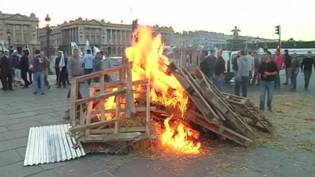 En colère, les agriculteurs français manifestent à Paris