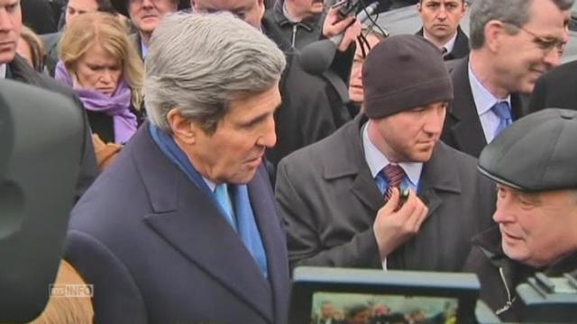 Le bain de foule de John Kerry à Kiev