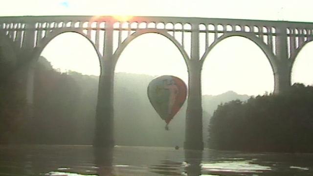 Se faufiler sous le pont de Granfey, le défi relevé par une montgolfière en 1989. [RTS]