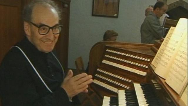 Le chanoine Athanasiades, organiste de l'abbaye de St-Maurice en 2001. [RTS]