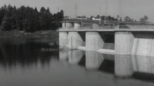 Naissance du lac de Schiffenen dans le canton de Fribourg en 1964. [RTS]