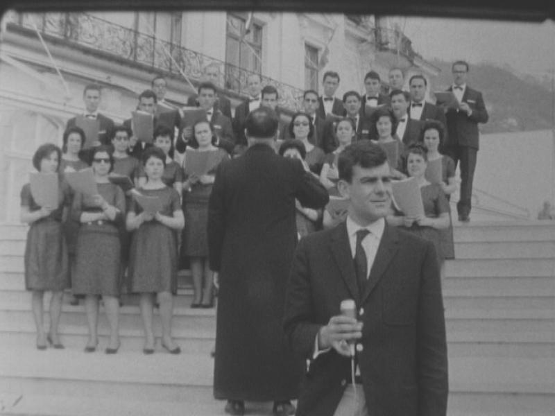 Jean-François Nicod patiente en attendant la fin de la chanson de la chorale en 1968. [RTS]