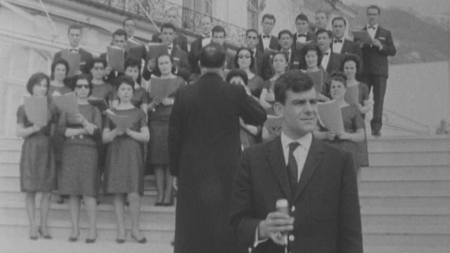 Jean-François Nicod patiente en attendant la fin de la chanson de la chorale en 1968. [RTS]