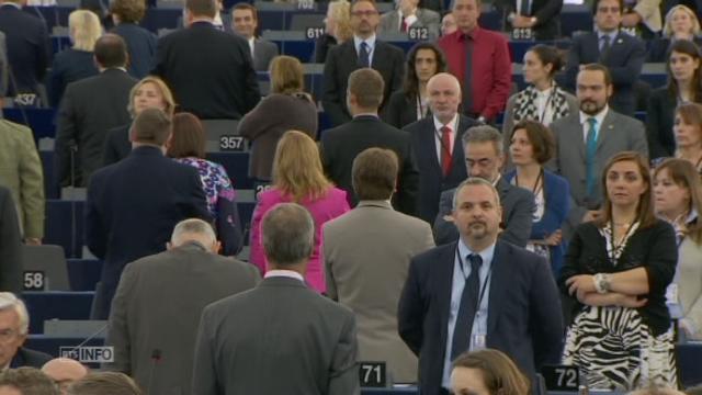 Des deputes europhobes boudent l'hymne europeen