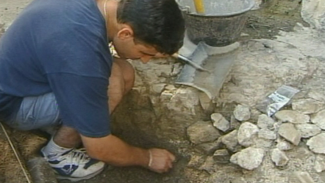 Fouilles archéologiques dans la cour de l'Abbaye en 2002. [RTS]