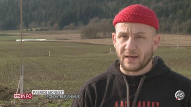 Les opposants d'une gigantesque halle à taureaux ont manifesté à Coffrane (NE)